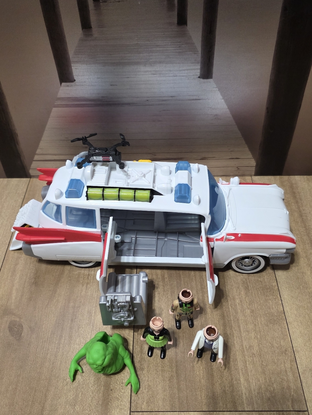 Ghostbusters Movie Ecto 1 Playset with Accessories Movie Toy 2020 - Picture 4 of 14